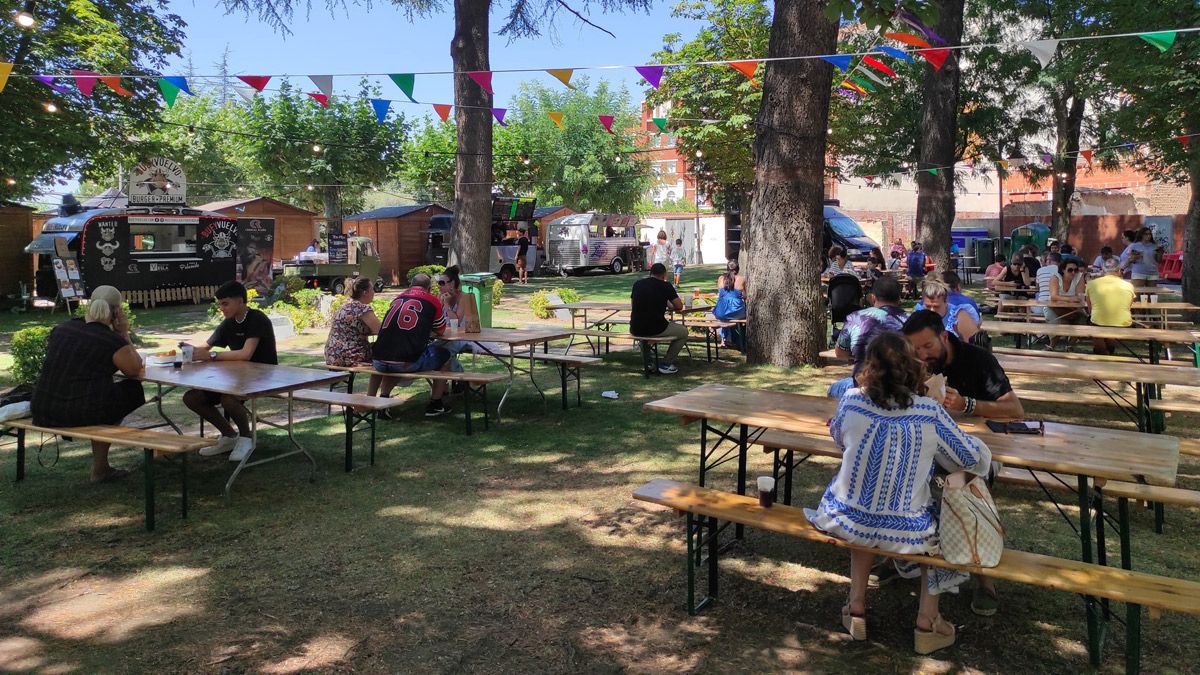 La comida de los food trucks y la música en directo hicieron que la primera jornada de la segunda edición de ‘Castle Food’ fuera todo un éxito. | L.N.C.