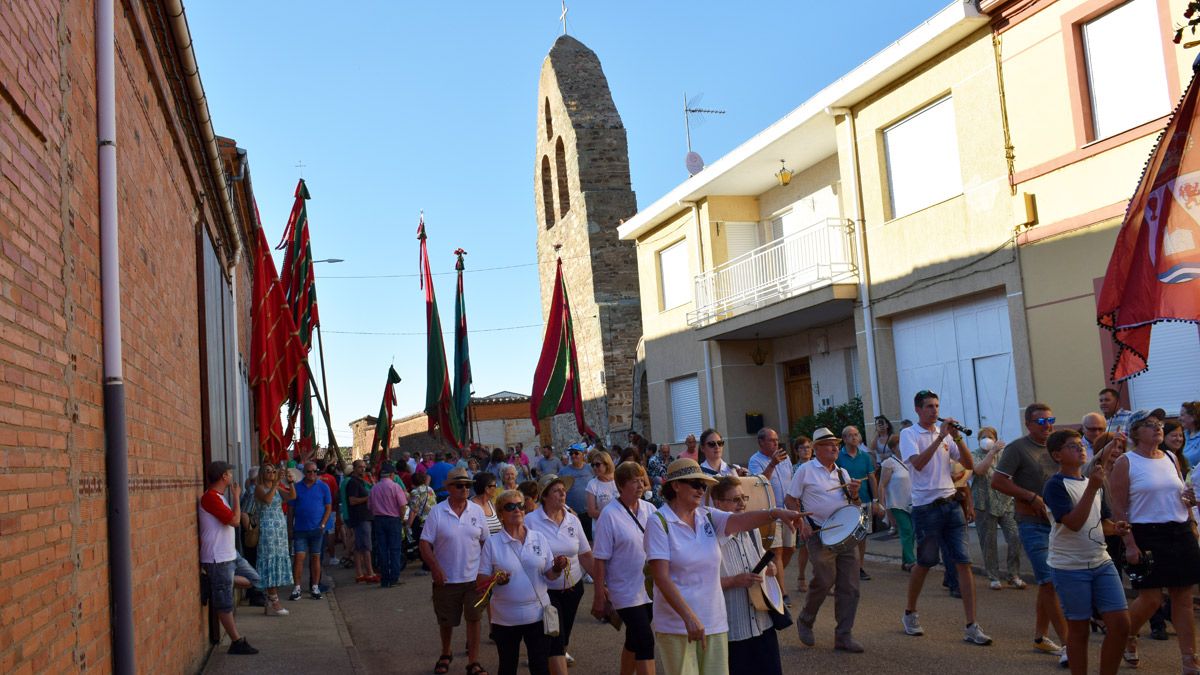 Salida de los pendones desde la iglesia de Soguillo. | A. R.