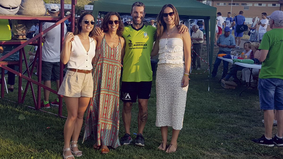 Un feliz Sergio González, El Ingeniero, posa con familia y amigas para perpetuar el esperado día en que ganó el corro que le debía la lucha leonesa. | F. FERNÁNDEZ