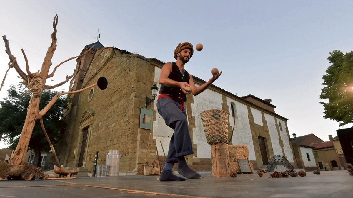 Las risas y el buen vino están mas que garantizadas en Gordoncillo. | SAÚL ARÉN Las risas y el buen vino están mas que garantizadas en Gordoncillo. | SAÚL ARÉN