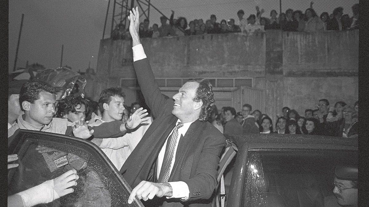 Julio Iglesias saluda al público que le esperaba en el viejo estadio Antonio Amilivia. | MAURICIO PEÑA Julio Iglesias saluda al público que le esperaba en el viejo estadio Antonio Amilivia. | MAURICIO PEÑA