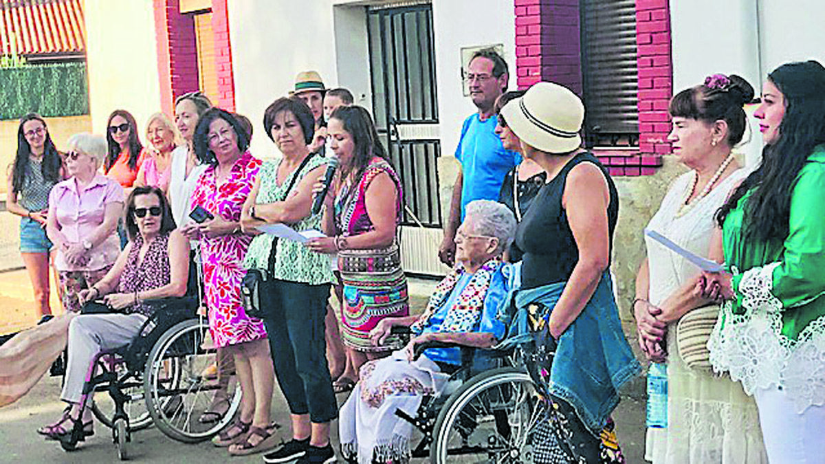 Un instante del acto para descubrir la placa de la calle que rinde homenaje a las maestras de Mansilla Mayor. | L.N.C.