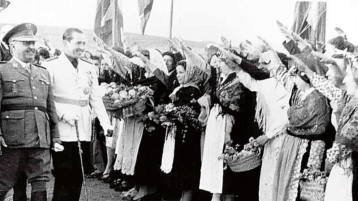 Acto de inauguración del pantano de Villameca, con Franco y Arias Navarro recibiendo el saludo de gentes desplazadas desde la comarca... y uno fallecido.