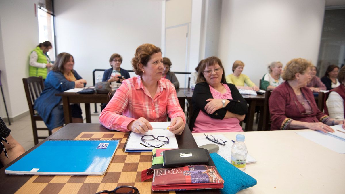 Participantes en un programa de formación para adultos en una imagen de archivo. | SAÚL ARÉN