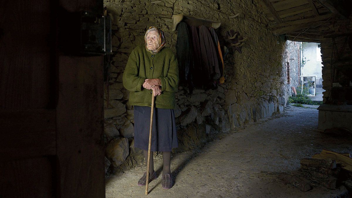Gloria con más de cien años recorría contigo las estancias de la casa, sobre todo el portalón, «llamando a cada cosa por su nombre». | MAURICIO PEÑA Gloria con más de cien años recorría contigo las estancias de la casa, sobre todo el portalón, «llamando a cada cosa por su nombre». | MAURICIO PEÑA