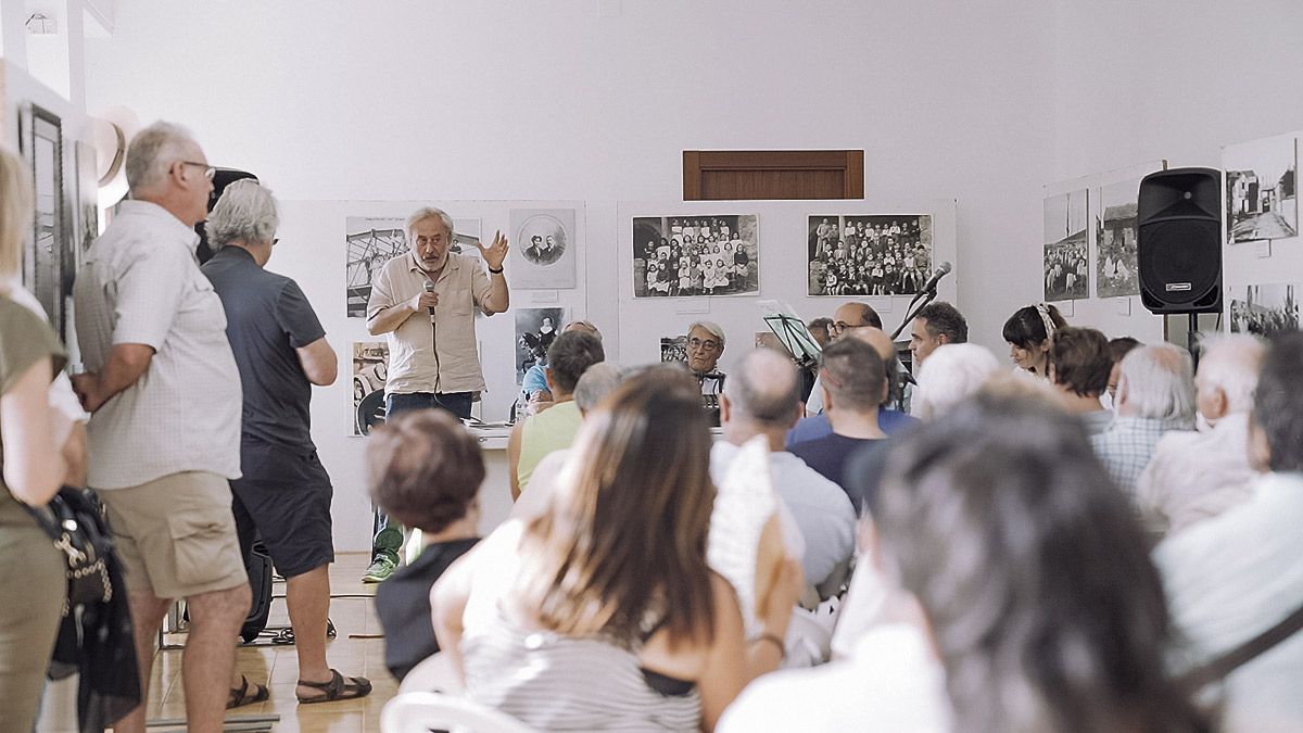 El escritor Julio Llamazares en un momento de su intervención en el homenaje a su amigo, el artista Sendo García Ramos. | ASOCIACIÓN REY ORDOÑO I