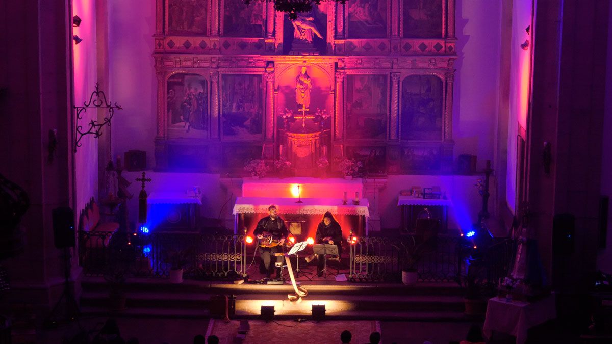 Una de las actuaciones de Villar de los Mundos, con Uxía, en la Iglesia de Santa Columba, que este año vuelve como Malvela.