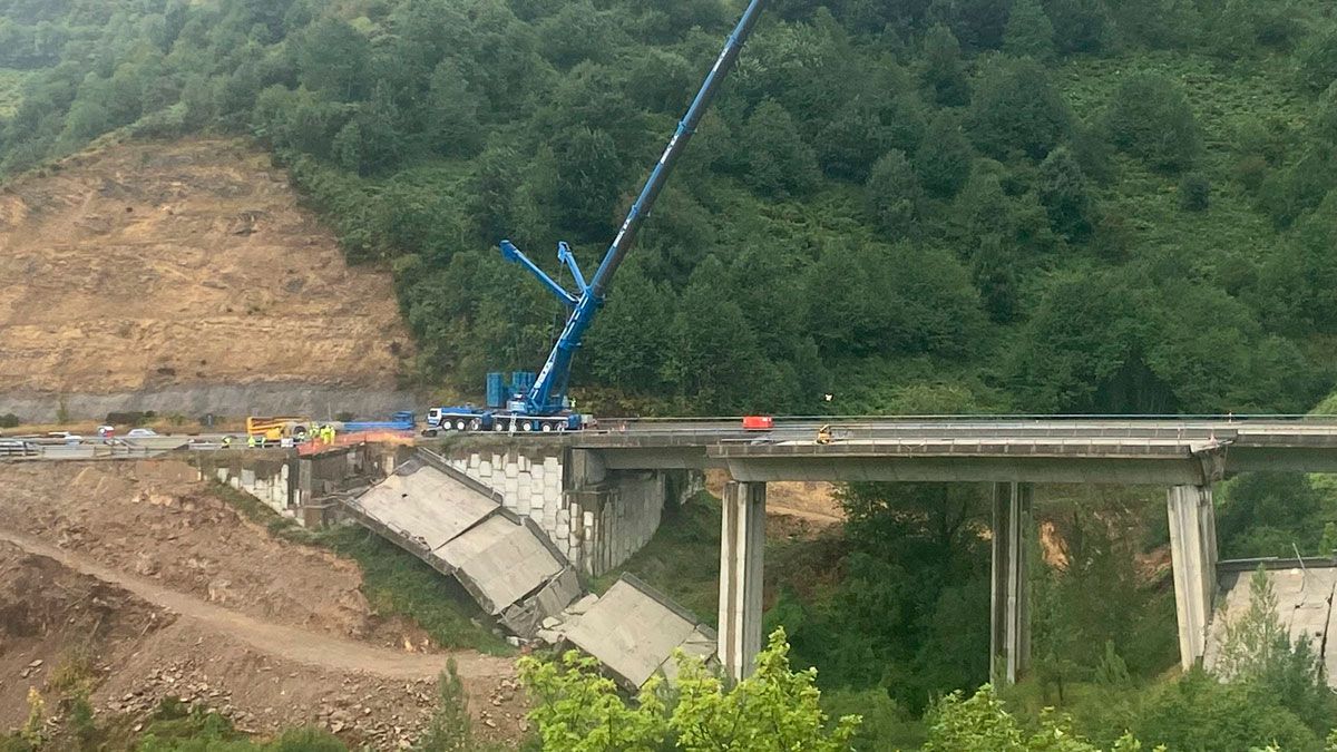 Los delegados y alcaldes examinando las obras que se efectuarán para desmontar el vano número 2.