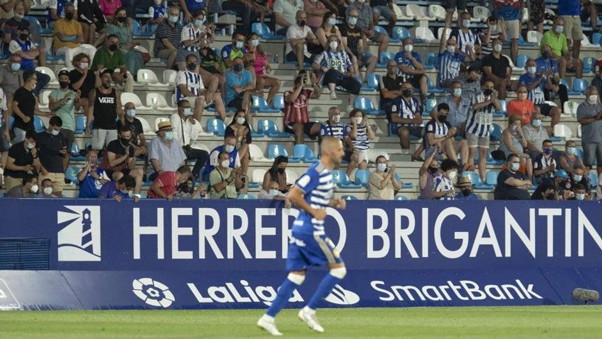 La afición de la Deportiva celebra un gol en El Toralín. | LALIGA