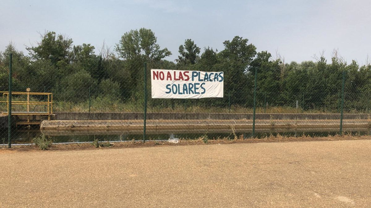 Una pancarta en contra de la instalación de las placas solares. | L.N.C.