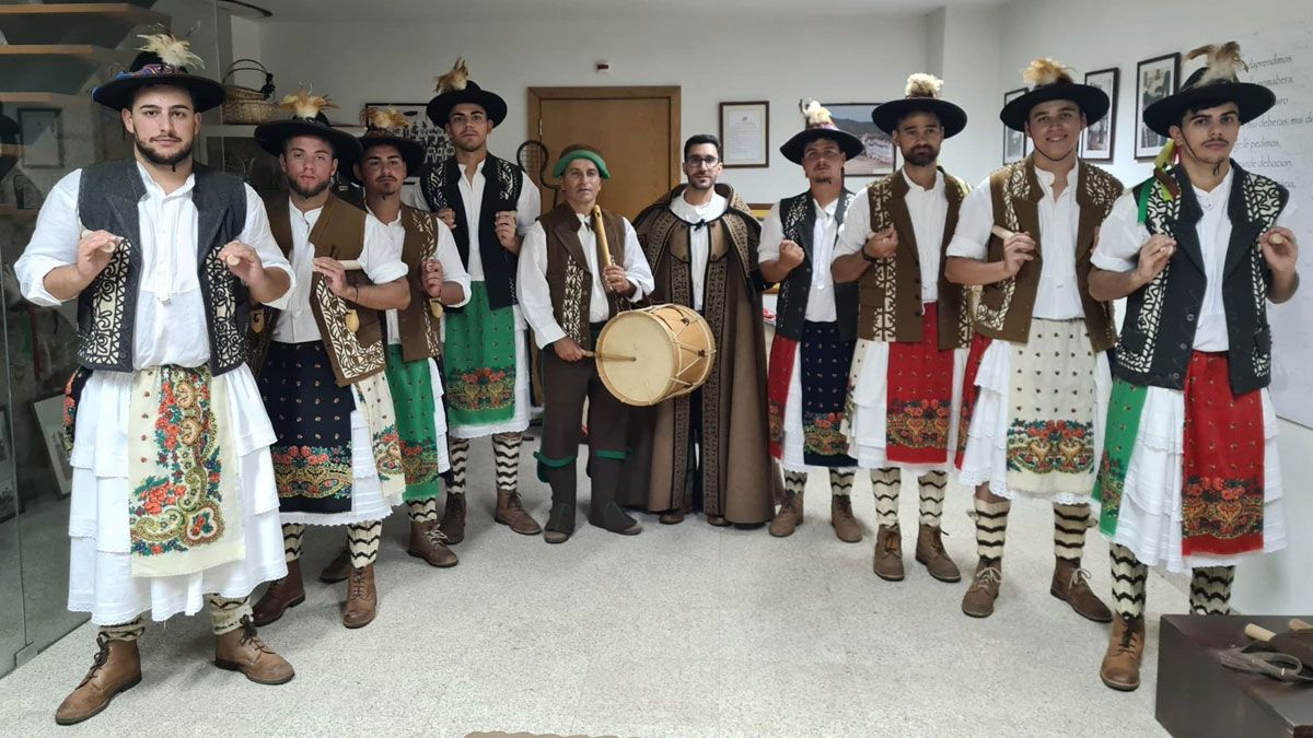 Pauliteiros de Sendim, de Portugal. Pauliteiros de Sendim, de Portugal.