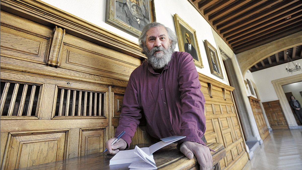 El periodista, escritor y redactor de La Nueva Crónica, Fulgencio Fernández, abre hoy la Feria del Libro. | DANIEL MARTÍN