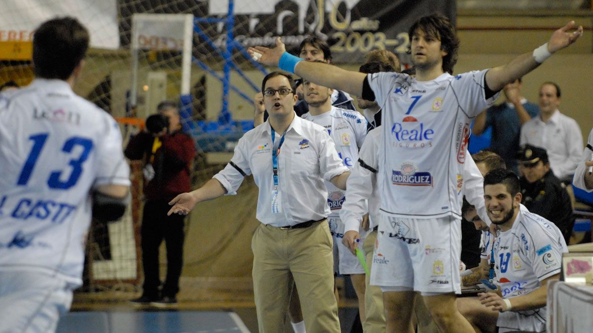 Dani Gordo, en un partido en su etapa con el Ademar. | MAURICIO PEÑA Dani Gordo, en un partido en su etapa con el Ademar. | MAURICIO PEÑA