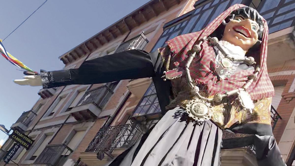 El pregón y el gran desfile de gigantes y cabezudos inauguran las fiestas. | P.F. El pregón y el gran desfile de gigantes y cabezudos inauguran las fiestas. | P.F.
