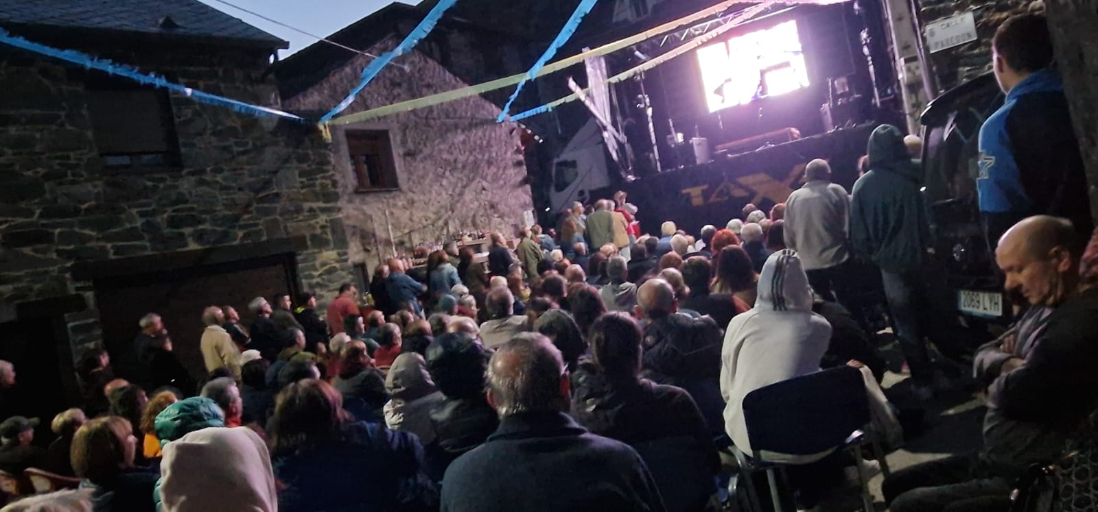 Presentación del documental ante una plaza, en Guímara, repleta.