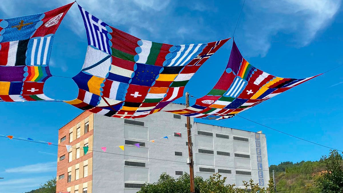 Algunas de las banderas que visten las calles del pueblo.