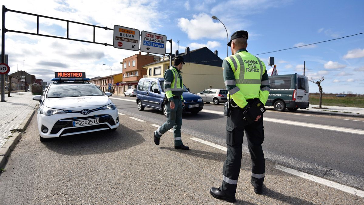 Imagen de un control de la Guardia Civil de Tráfico en la localidad leonesa de Puente Villarente. | SAÚL ARÉN