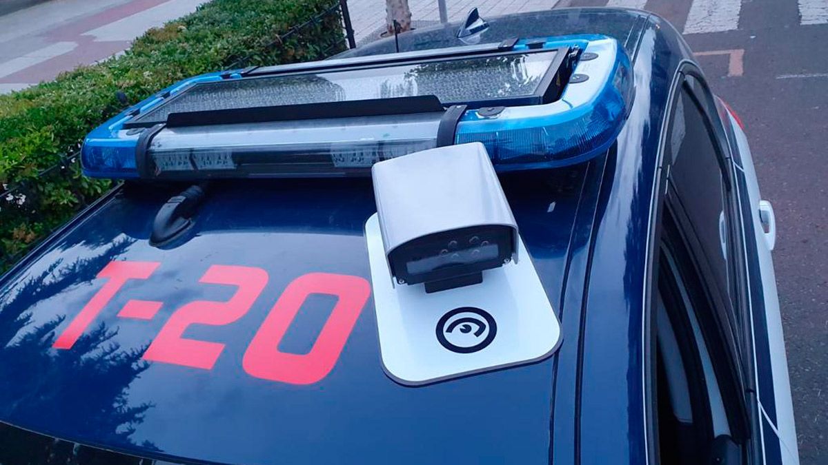 Imagen del dispositivo de lectura de matrículas que ha estrenado recientemente la Policía Local de León. | L.N.C.