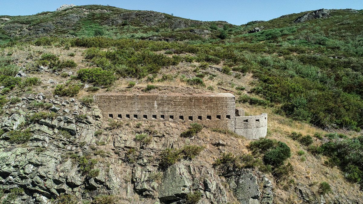 Imagen del fortín, con dos galerías con más de una treintena de puestos para fusileros. | SERGIO PEÑA