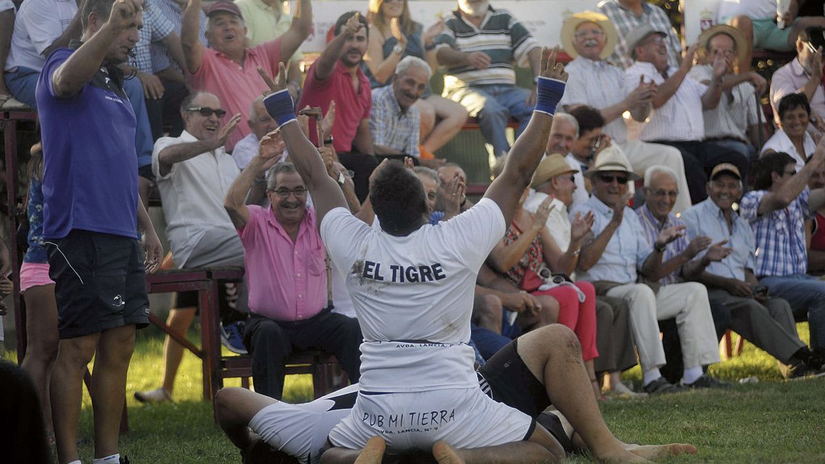 Las caras de los aficionados lo dicen todo en esta imagen, no se le puede negar a Pedro José que llegaba a las gradas, muchas veces para bien, otras. | DANIEL MARTÍN