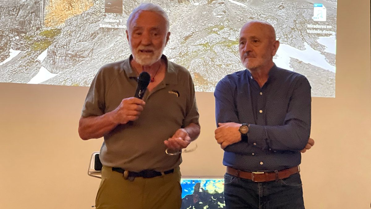 Isidoro Rodríguez Cubillas presentando el documental sobre el Everest del televisivo Sebastián Álvaro, que le acompaña. | L.N.C.