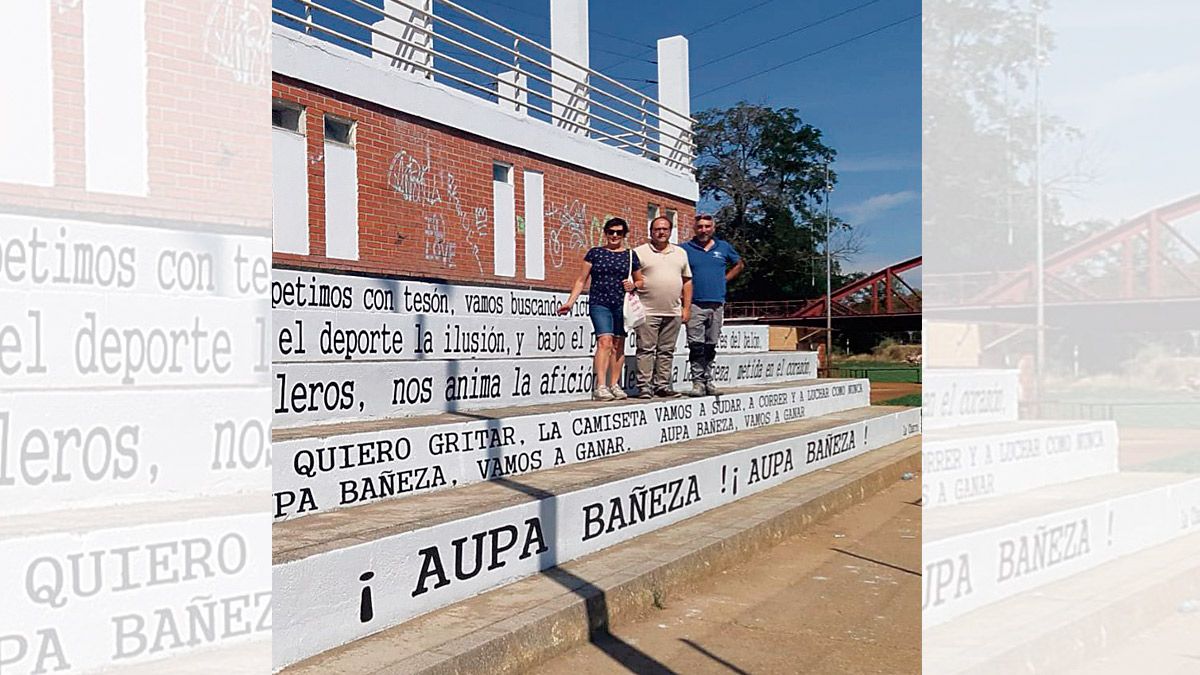 Las gradas muestran el himno de las escuelas deportivas. | ABAJO