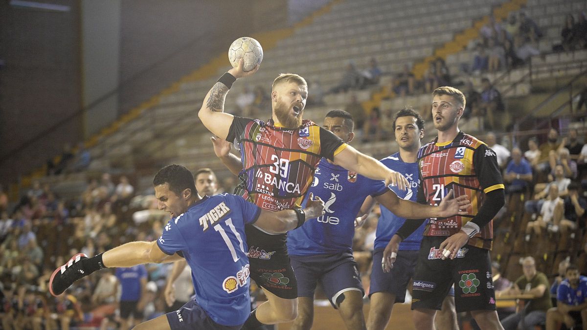 Un instante del choque frente al Al Ahly en el Palacio. | JESÚS F. SALVADORES