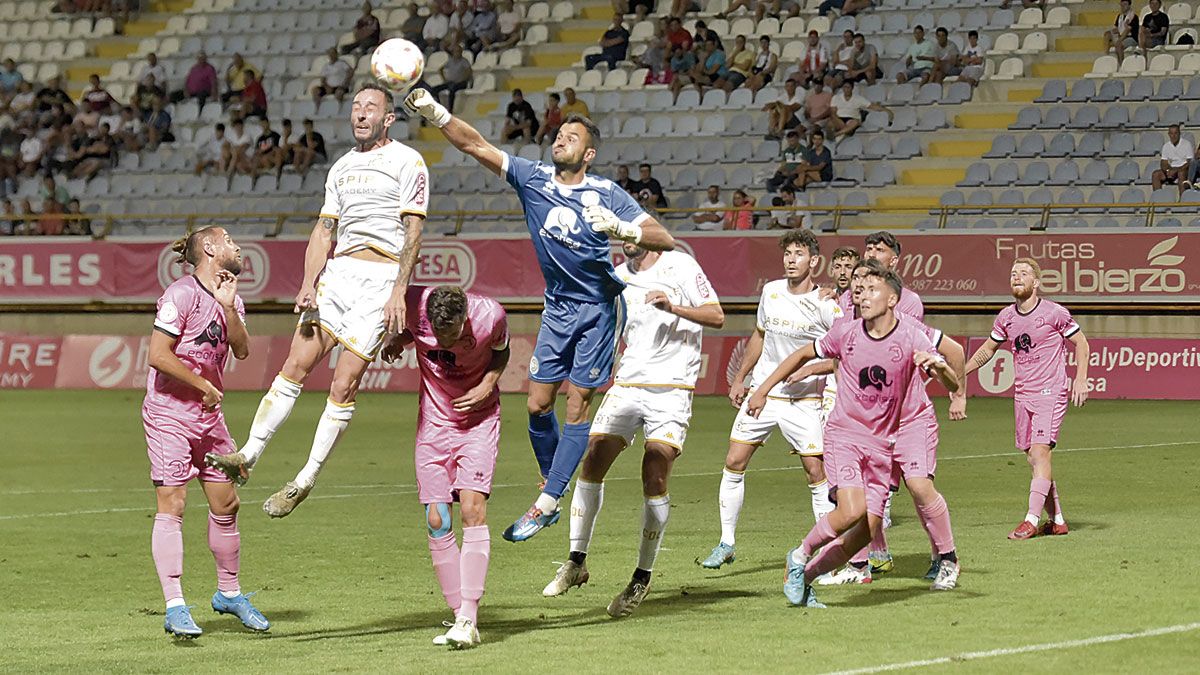 Amelibia pugna por un balón aéreo. | SAÚL ARÉN