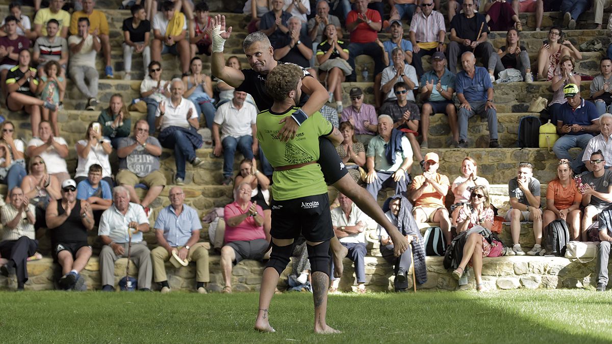 Una imagen para la historia, Javier Oblanca gana a Florián en Riaño, con 48 años ya cumplidos, y bate el récord de ganador con más edad que tenía Moro. | SAÚL ARÉN