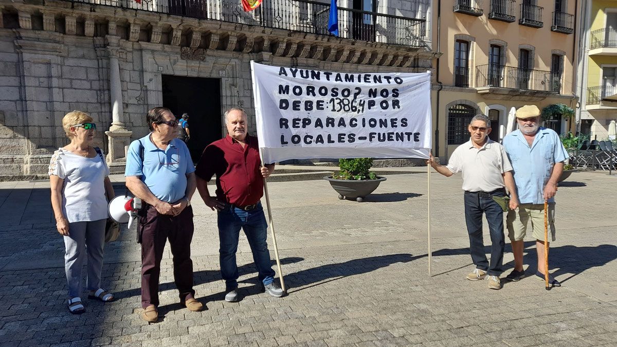 Concentración a las puertas del Ayuntamiento para reclamar el coste de los arreglos efectuados. | MAR IGLESIAS