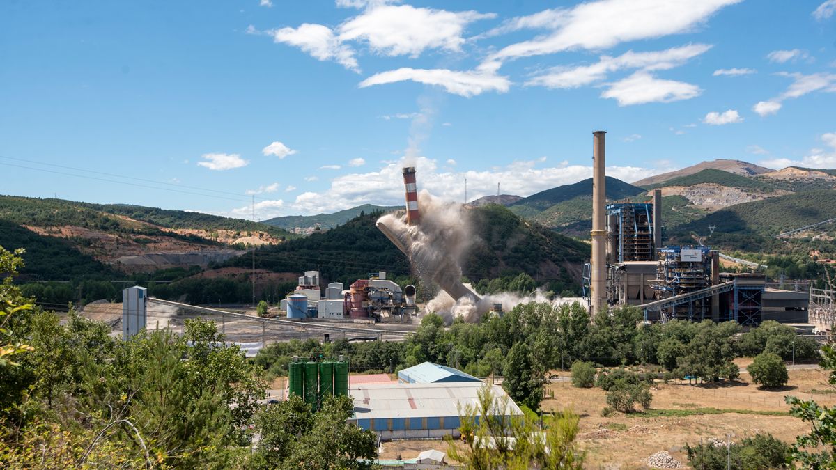 La voladura de la otra chimenea se hizo el 28 de julio. | SAÚL ARÉN