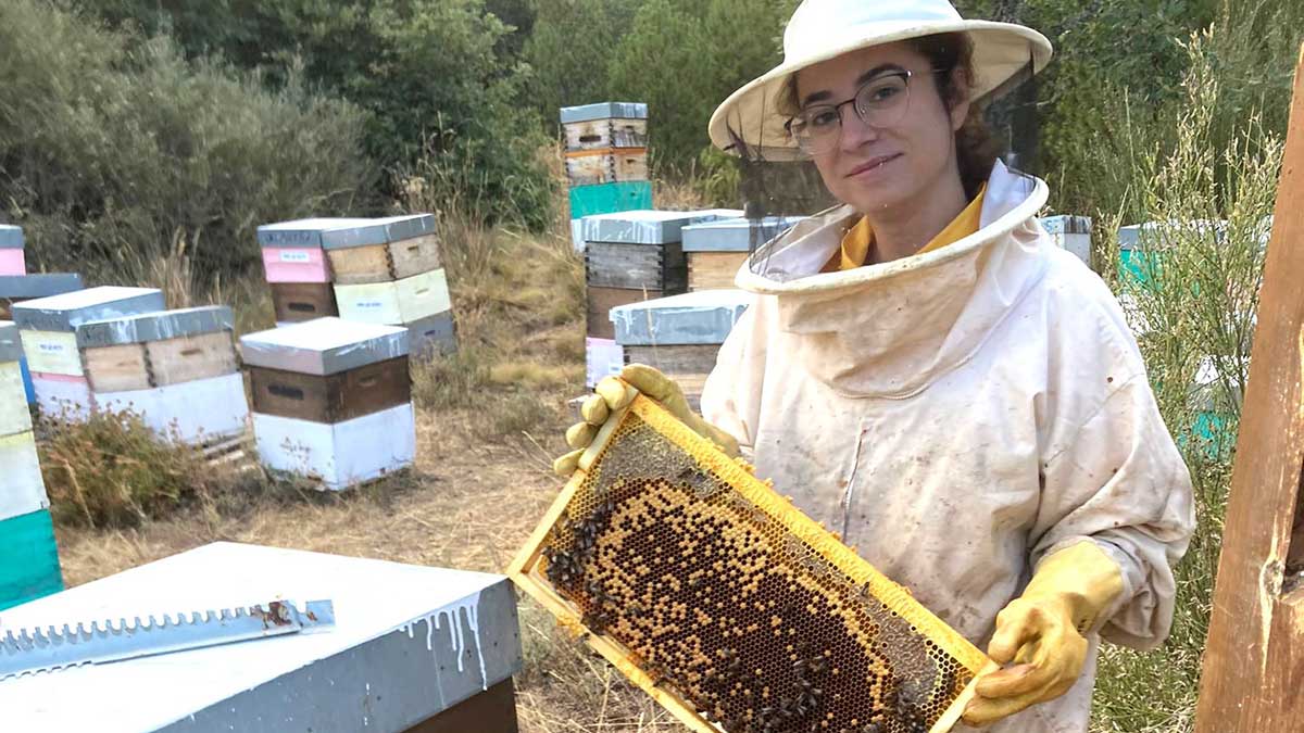 Lidia Fernández trabajando con colmenas en su proyecto. | L.N.C.