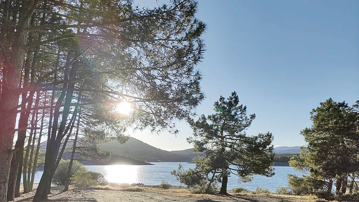 Embalse de Villameca, uno de los lugares de baño y esparcimiento más populares de toda la comarca. | MÓNICA CALVO