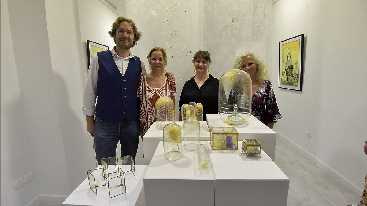 Rafael Saravia, la galerista Marga Carnero y las artista Reme Remedios y Enriqueta Pérez Mora en la inauguración de la exposición ‘Seda’. | SAÚL ARÉN