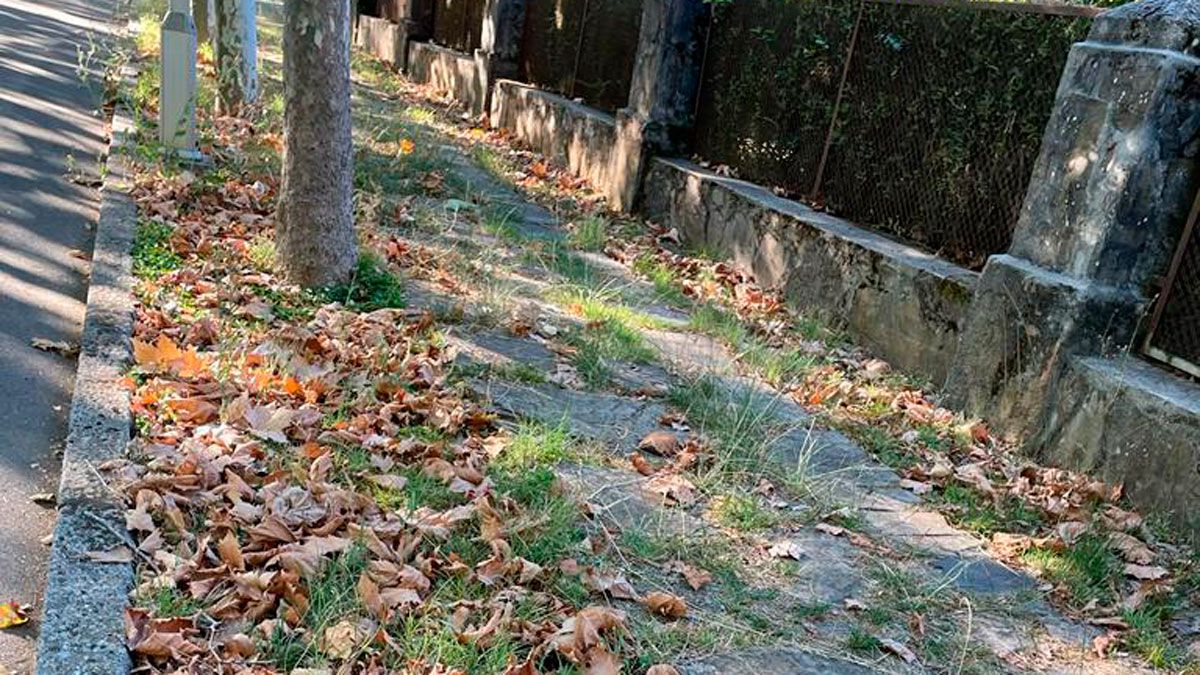 Estado de una de las calles del barrio de Compostilla.