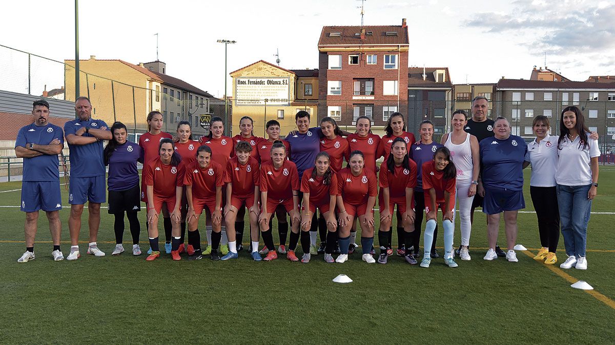 Un instante del primer entrenamiento de la Cultural femenina en Trobajo. | SAÚL ARÉN