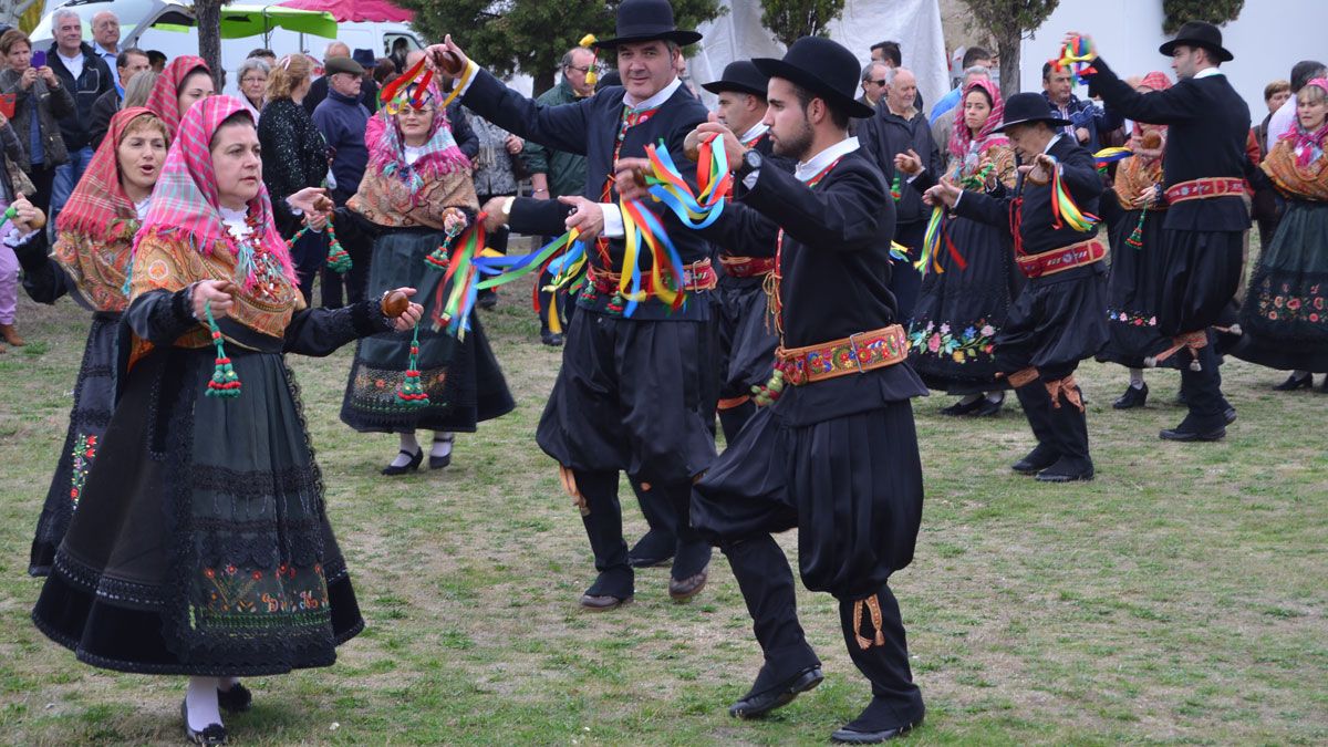 Un gran número de fieles, ataviados con trajes maragatos, escoltaron a la virgen hasta la ermita en procesión. | P. FERRERO Un gran número de fieles, ataviados con trajes maragatos, escoltaron a la virgen hasta la ermita en procesión. | P. FERRERO