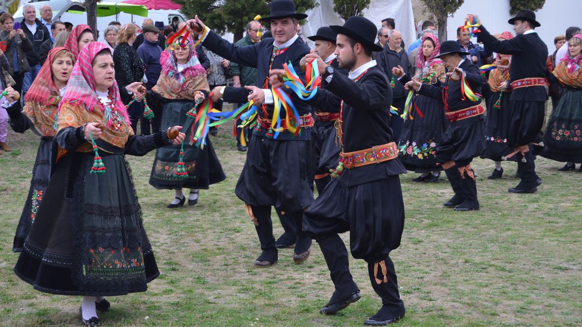 Un gran número de fieles, ataviados con trajes maragatos, escoltaron a la virgen hasta la ermita en procesión. | P. FERRERO