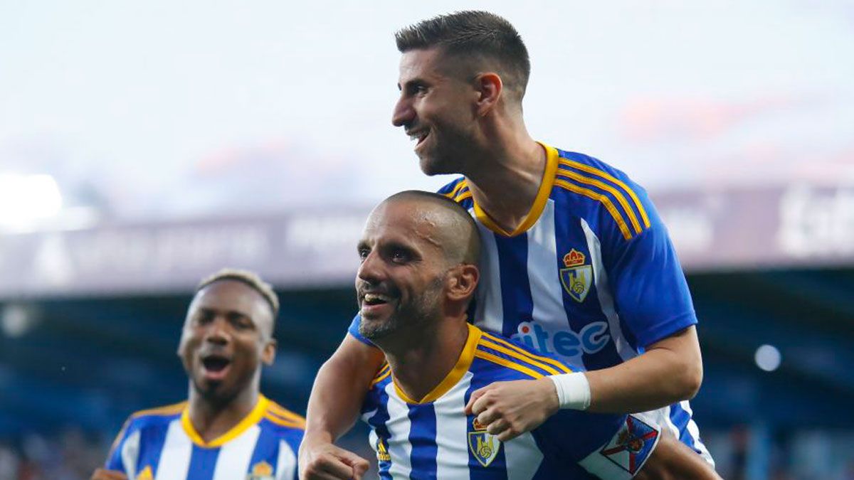 Yuri celebra con Ojeda uno de los dos goles que le marcó al Ibiza el lunes en El Toralín. | LALIGA