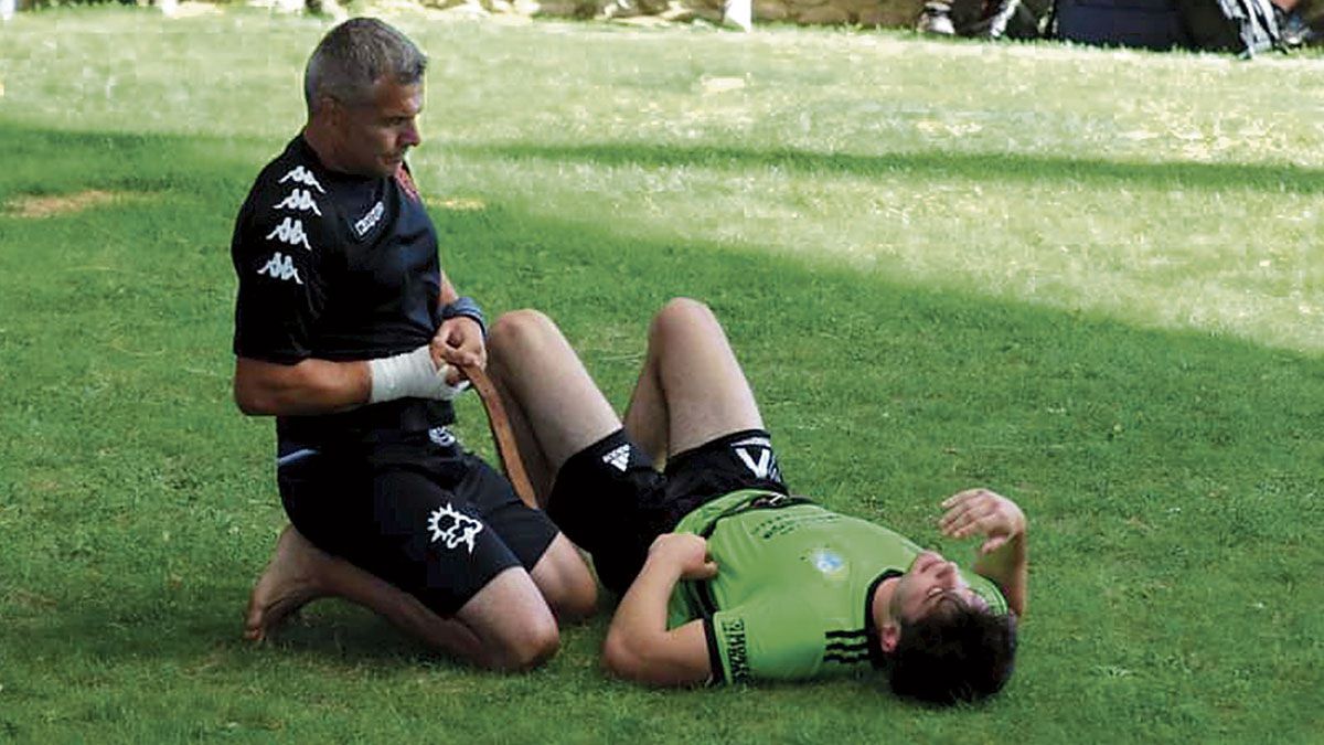 Oblanca da una caída a David Riaño y en el recuadro a El Menudín. :: SAÚL ARÉN Oblanca da una caída a David Riaño y en el recuadro a El Menudín. :: SAÚL ARÉN