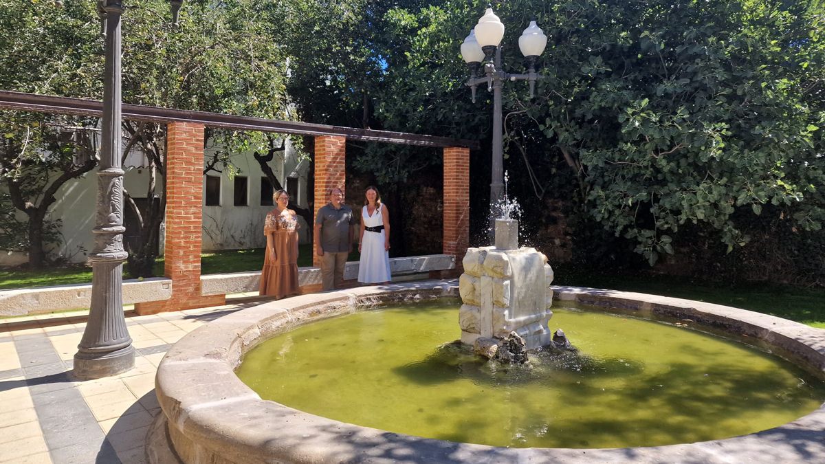 El Jardín romántico se encuentra en el aparcamiento de Manuel Diz. | ABAJO