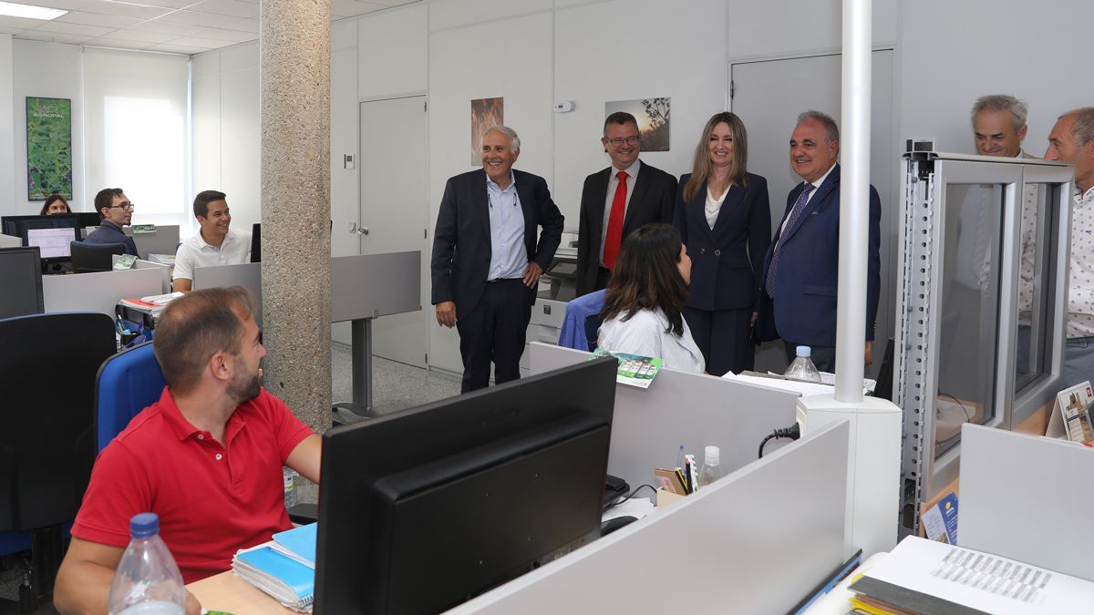 El consejero de Agricultura, Gerardo Dueñas (segundo por la izquierda), visita las instalaciones de Agropal, junto a parte de la directiva. | L.N.C.