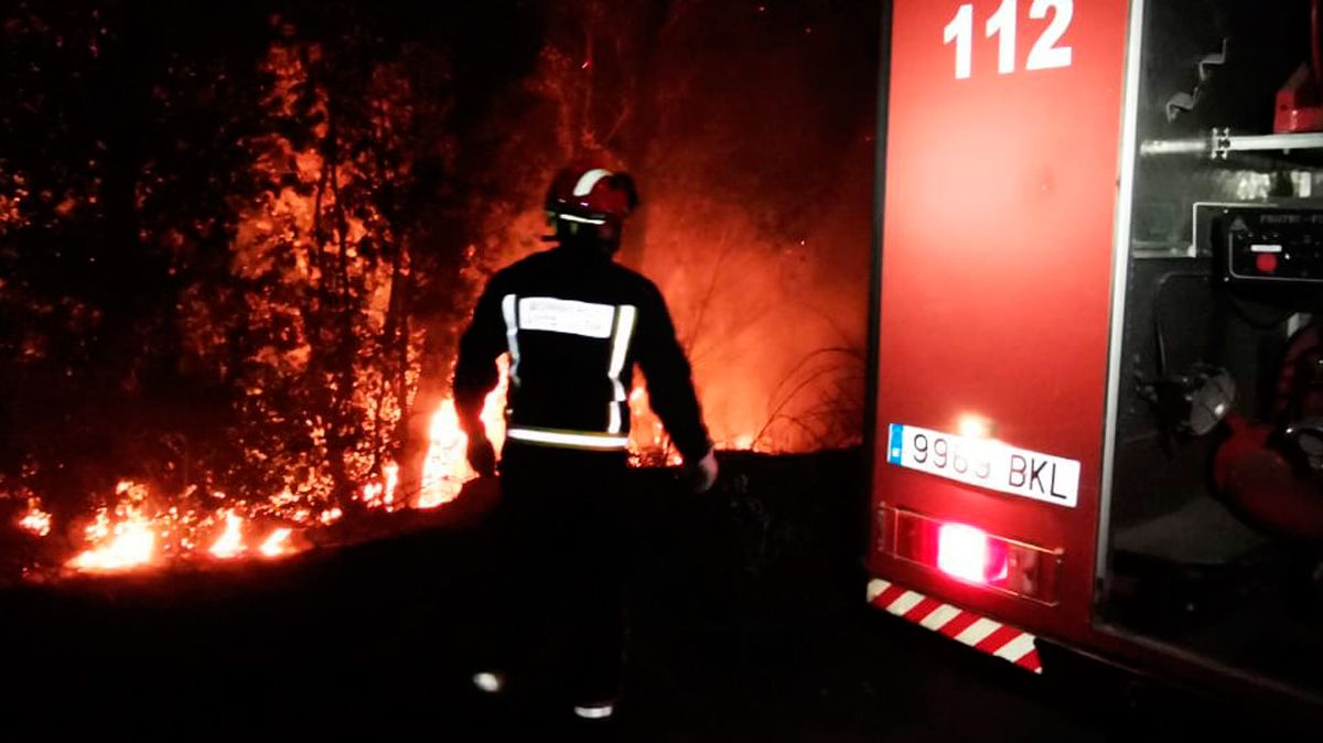 Los Bomberos sofocaron un incendio en La Candamia. | BOMBEROS DE LEÓN