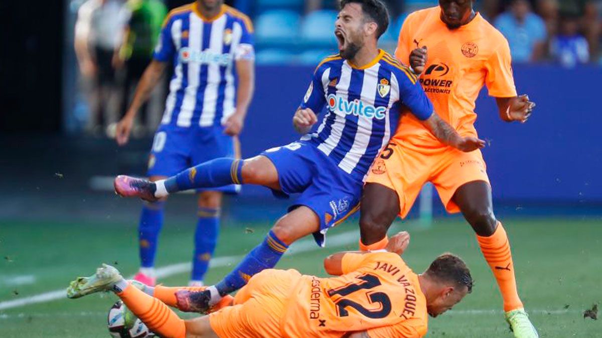 Moi Delgado es derribado por Javi Vázquez en una acción del último partido frente al Ibiza. | LALIGA