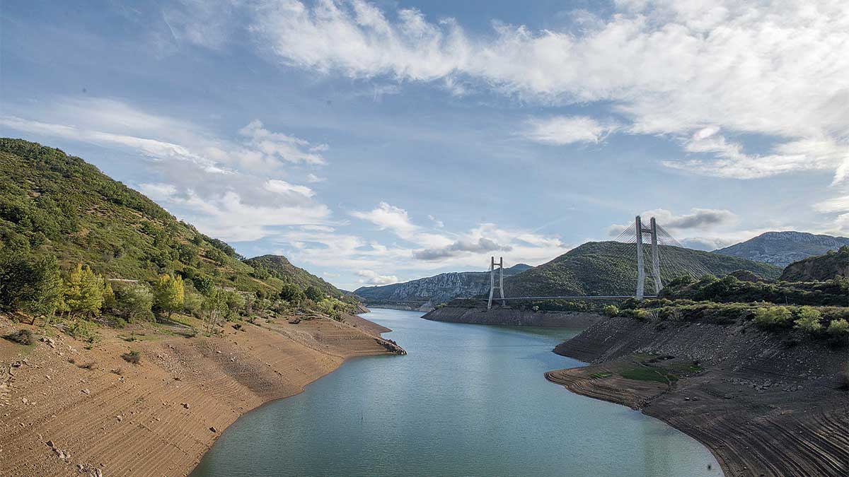 Imagen de archivo del embalse del Luna. | MAURICIO PEÑA