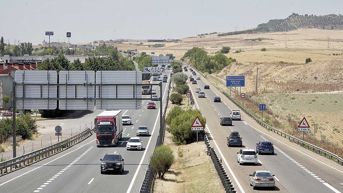 Imagen de archivo de tráfico en una autovía. | ICAL