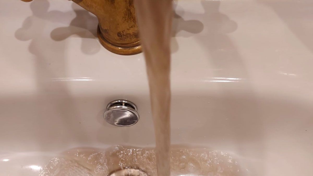 Estado del agua que sale por los grifos un días después de la tormenta en Villafranca.