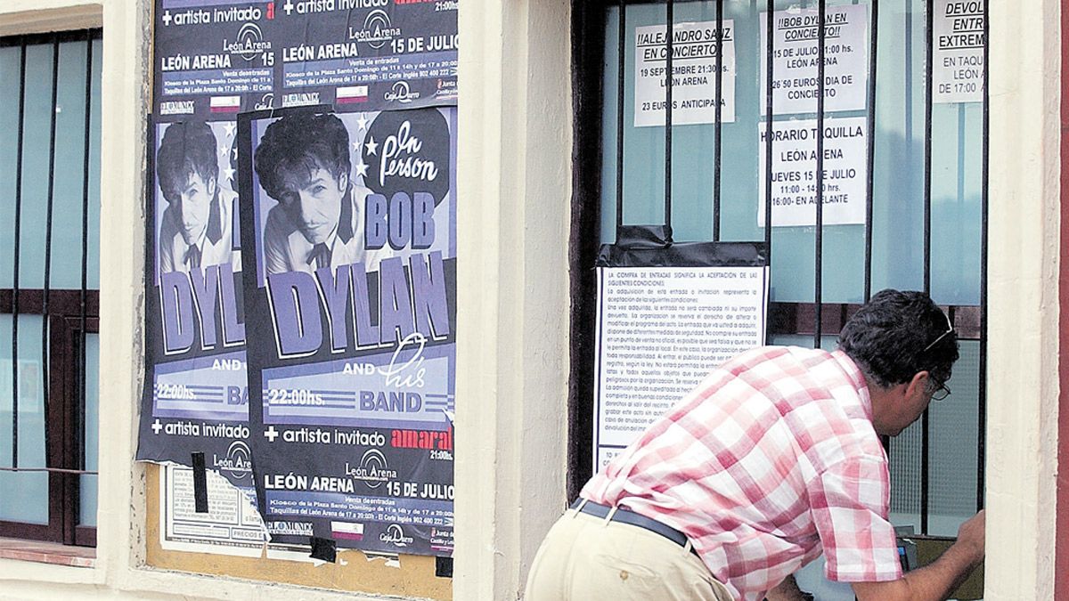 Bob Dylan llenó la Plaza de Toros, pero su paso por León fue tan invisible que ni permitió que los fotógrafos accedieran al recinto. | Mauricio Peña Bob Dylan llenó la Plaza de Toros, pero su paso por León fue tan invisible que ni permitió que los fotógrafos accedieran al recinto. | Mauricio Peña