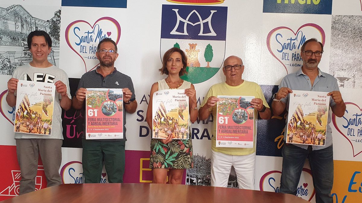 El equipo de gobierno presentando las fiestas y la feria multisectorial. :: l.n.c.