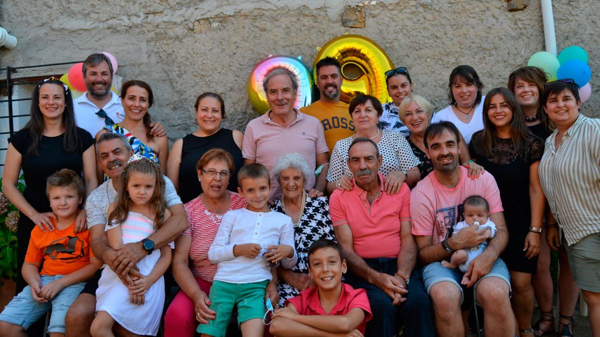 Celia Astorga, en el centro, celebrando sus 100 años junto a su familia. | L.N.C.